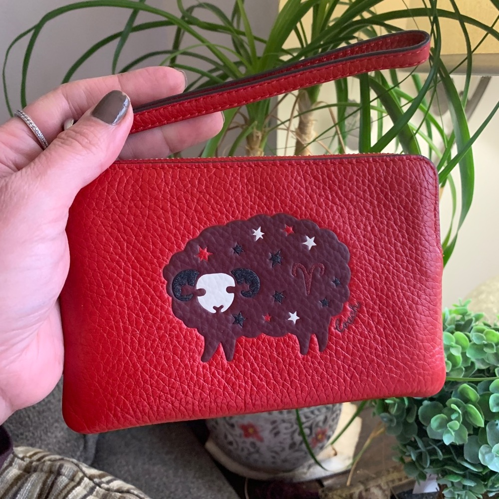 LIMITED ED❤️Authentic COACH Pebbled leather zip wristlet with Aries print